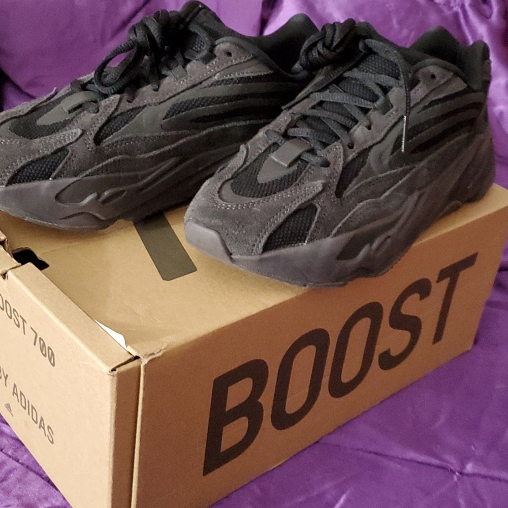 YEEZY BOOST 700